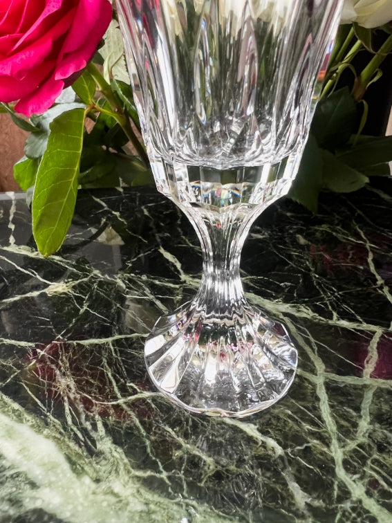 Un verre à vin Cristal Baccarat modèle d'Assas très bon état