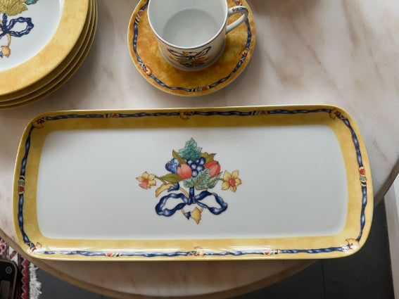 4 tasses à thé, 4 assiettes, un plat à cake Bernardaud modèle Borghese