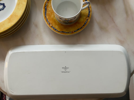 4 tasses à thé, 4 assiettes, un plat à cake Bernardaud modèle Borghese