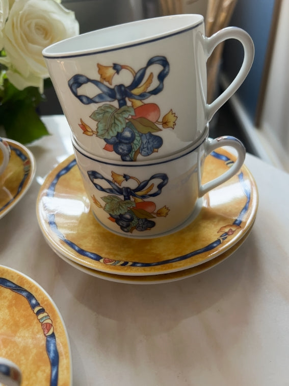 4 tasses à thé, 4 assiettes, un plat à cake Bernardaud modèle Borghese
