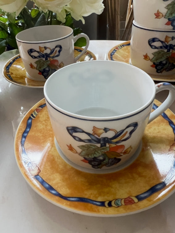 4 tasses à thé, 4 assiettes, un plat à cake Bernardaud modèle Borghese