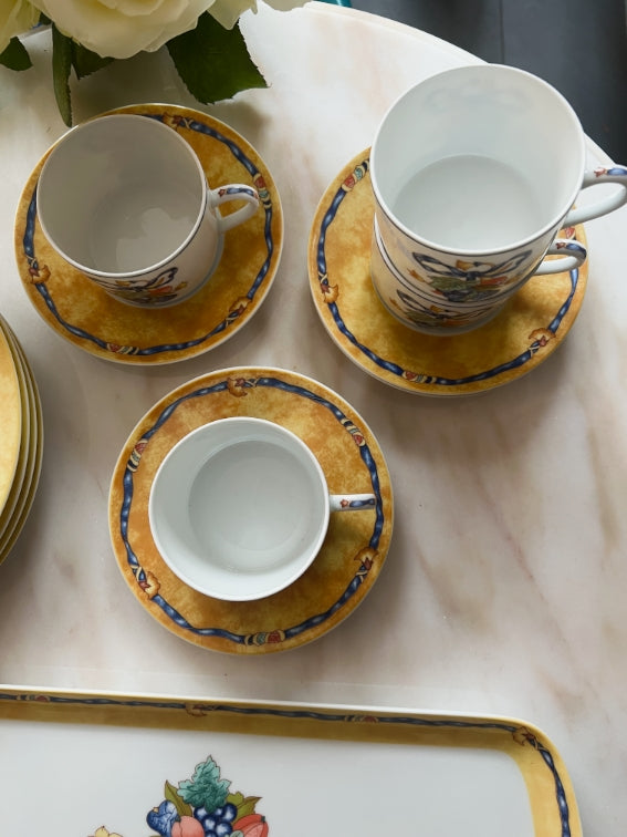 4 tasses à thé, 4 assiettes, un plat à cake Bernardaud modèle Borghese
