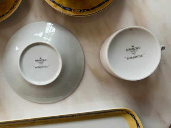4 tasses à thé, 4 assiettes, un plat à cake Bernardaud modèle Borghese