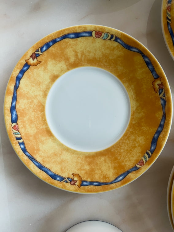 4 tasses à thé, 4 assiettes, un plat à cake Bernardaud modèle Borghese