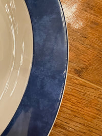 Un plat rond creux Bernardaud modèle Borghese