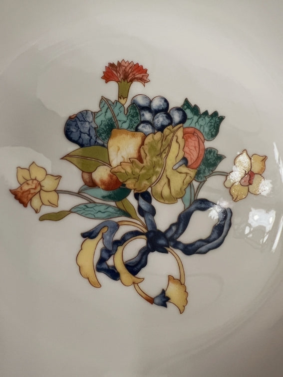 Un plat rond creux Bernardaud modèle Borghese