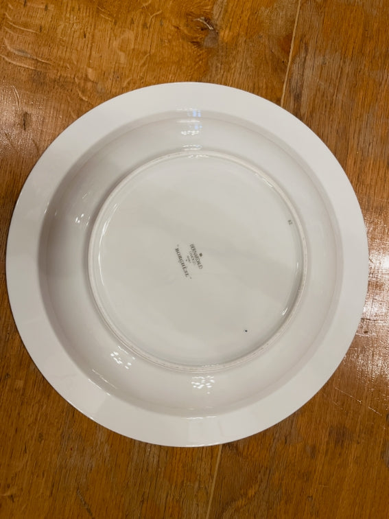 Un plat rond creux Bernardaud modèle Borghese