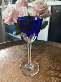 Un verre roemer Cristal Baccarat modèle Genova bleu très bon état