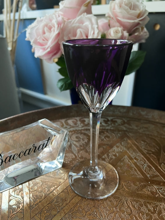 Un verre roemer Cristal Baccarat modèle Genova violet très bon état
