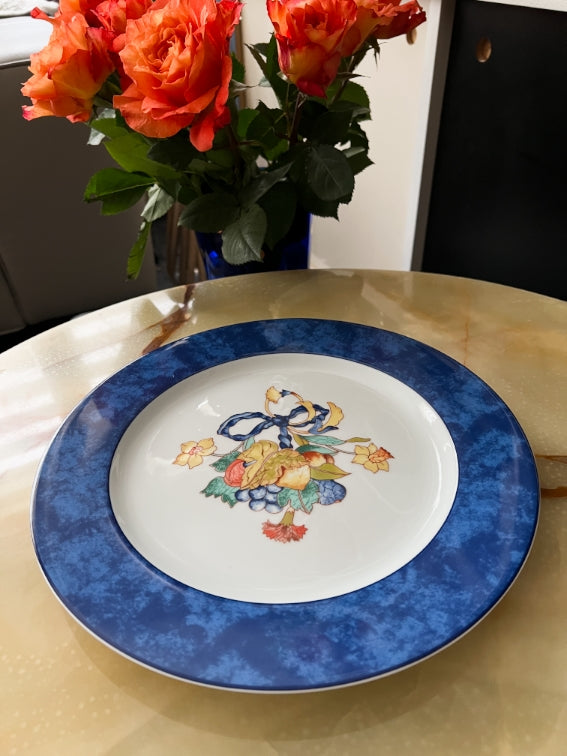 Une assiette de présentation Bernardaud modèle Borghese