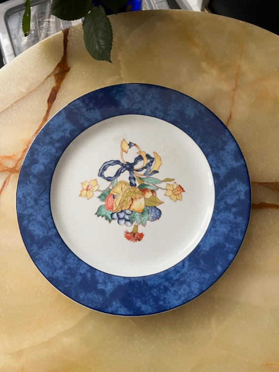 Une assiette de présentation Bernardaud modèle Borghese