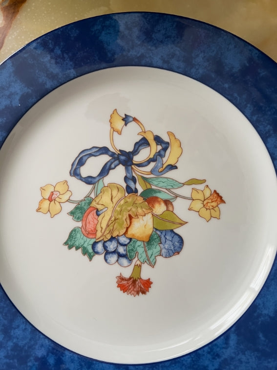 Une assiette de présentation Bernardaud modèle Borghese