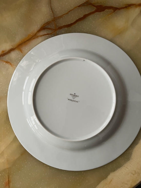 Une assiette de présentation Bernardaud modèle Borghese