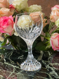 Un verre à vin Cristal Baccarat signé modèle Massena parfait état h 16,5 cm