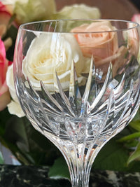 Un verre à vin Cristal Baccarat signé modèle Massena parfait état h 16,5 cm