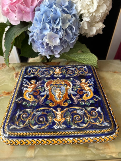 Dessous de plat faïence de Gien décor Renaissance fond bleu
