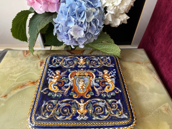 Dessous de plat faïence de Gien décor Renaissance fond bleu