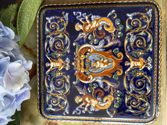 Dessous de plat faïence de Gien décor Renaissance fond bleu