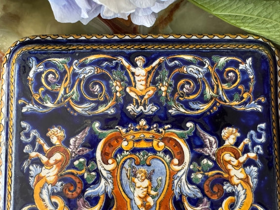 Dessous de plat faïence de Gien décor Renaissance fond bleu