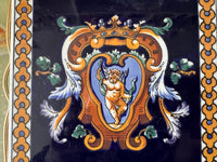 Dessous de plat faïence de Gien décor Renaissance fond bleu support métal