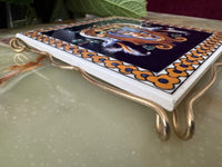 Dessous de plat faïence de Gien décor Renaissance fond bleu support métal
