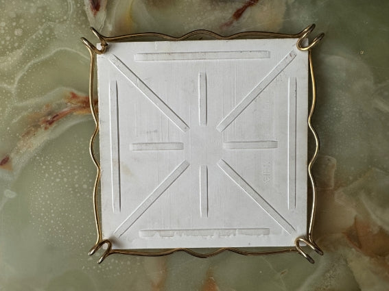Dessous de plat faïence de Gien décor Renaissance fond bleu support métal