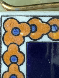 Dessous de plat faïence de Gien décor Renaissance fond bleu support métal