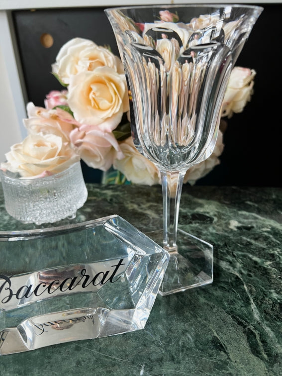 Un verre à vin Cristal Baccarat modèle Malmaison très bon état 17,3 cm
