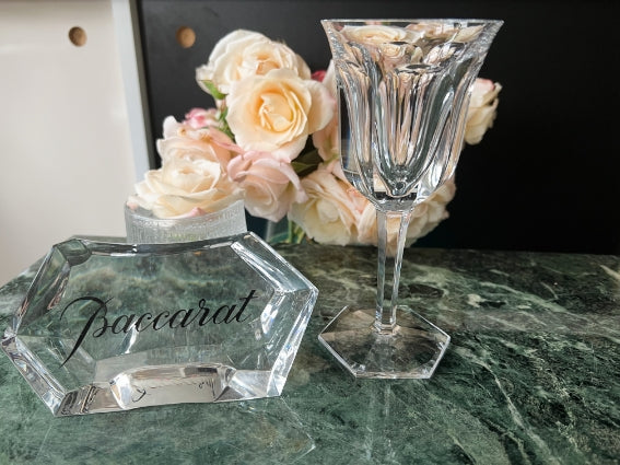 Un verre à vin Cristal Baccarat modèle Malmaison très bon état 17,3 cm
