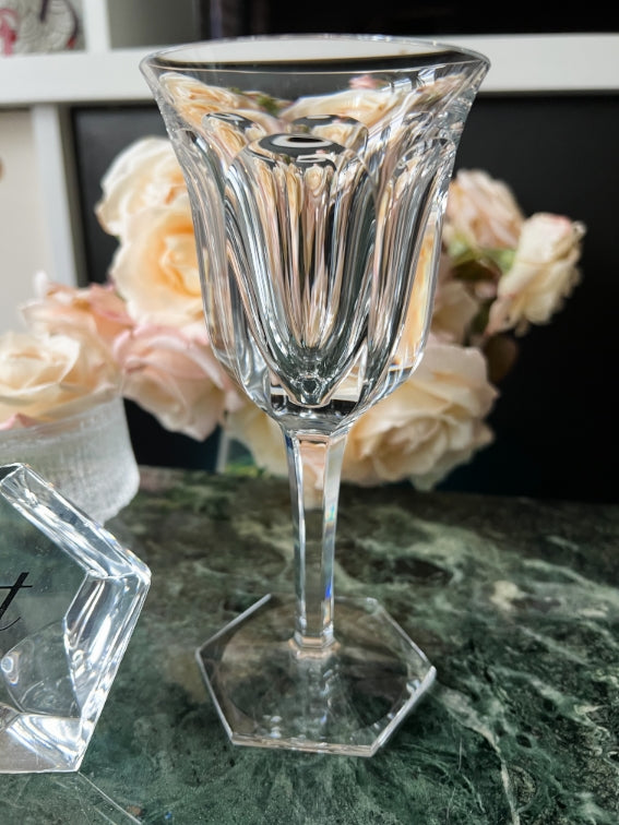 Un verre à vin Cristal Baccarat modèle Malmaison très bon état 17,3 cm
