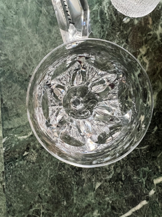 Un verre à vin Cristal Baccarat modèle Malmaison très bon état 17,3 cm