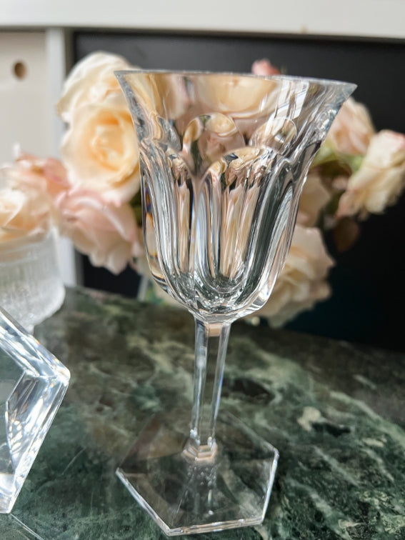 Un verre à vin Cristal Baccarat modèle Malmaison très bon état 15,5 cm