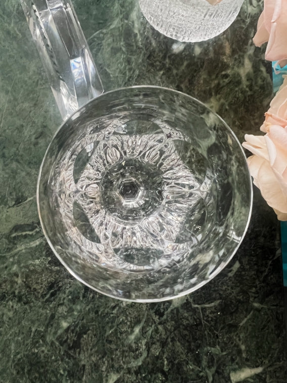 Un verre à vin Cristal Baccarat modèle Malmaison très bon état 15,5 cm